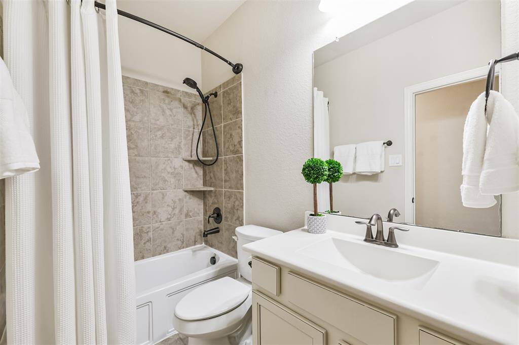 A full bath for the secondary bedrooms