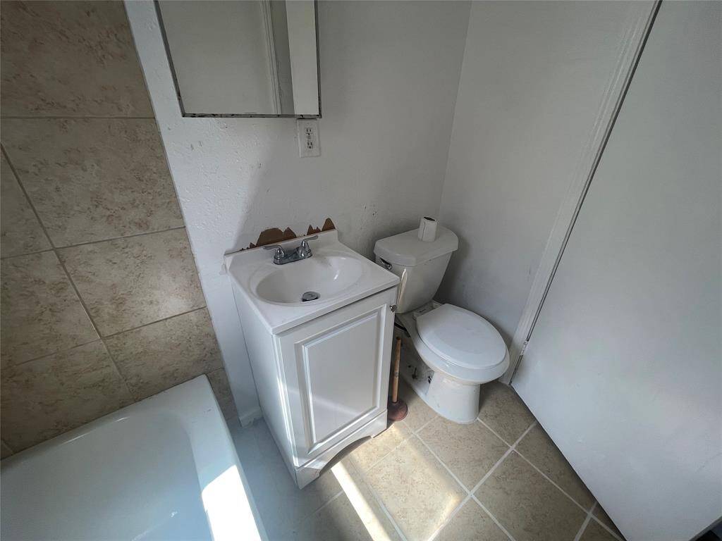 Another view of the bathroom.