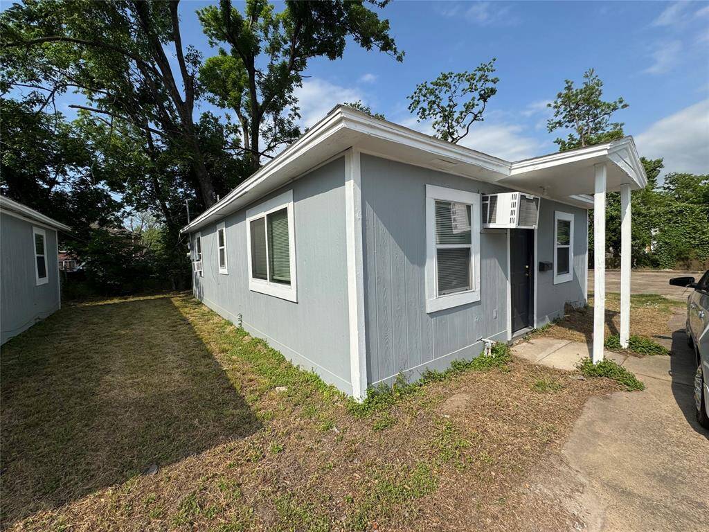 Unit (C) - 2 bedroom, 1 bathroom home.
