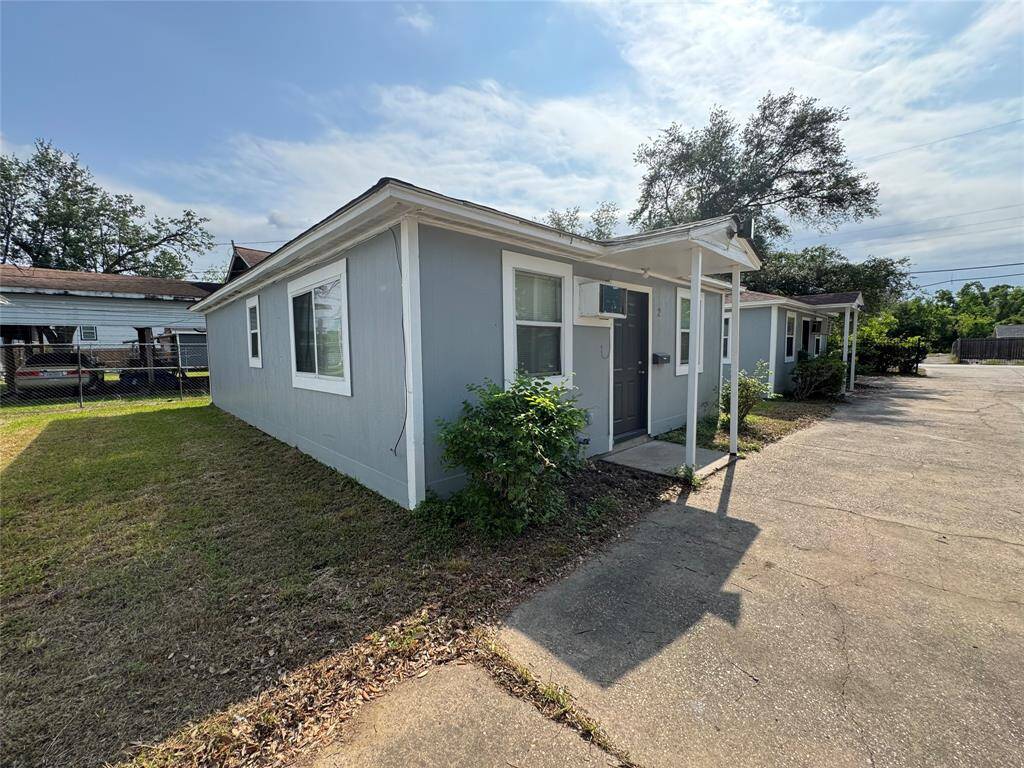 Unit (2) - 2 bedroom, 1 bathroom home.