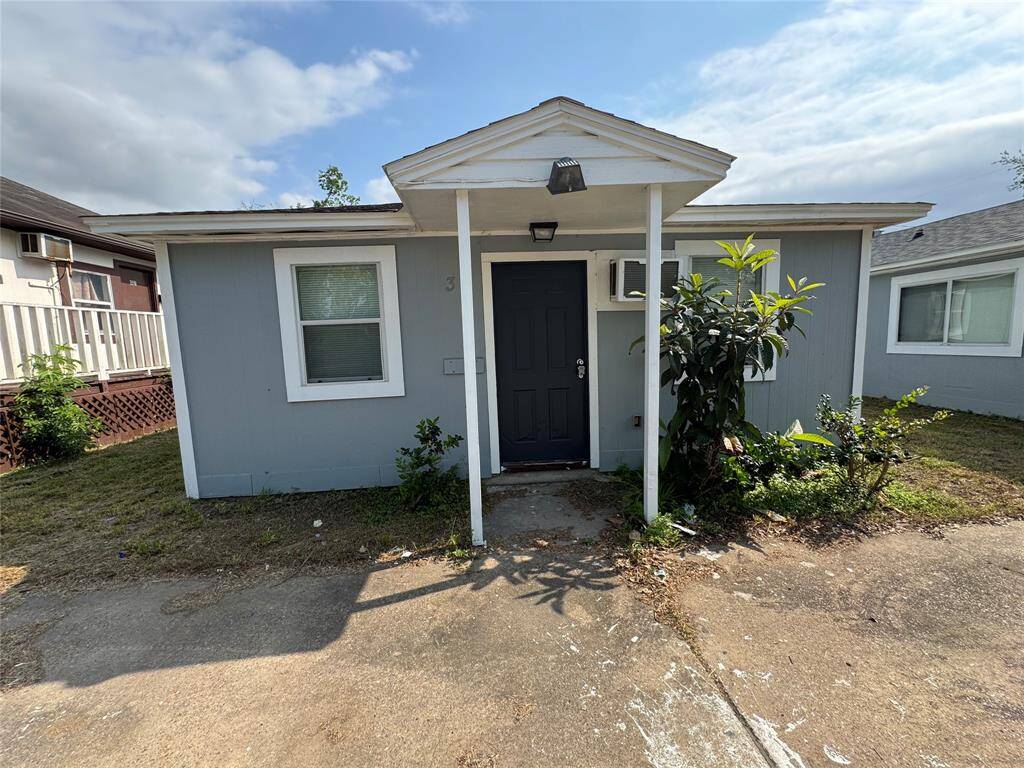 Unit (3) - 2 bedroom, 1 bathroom home.