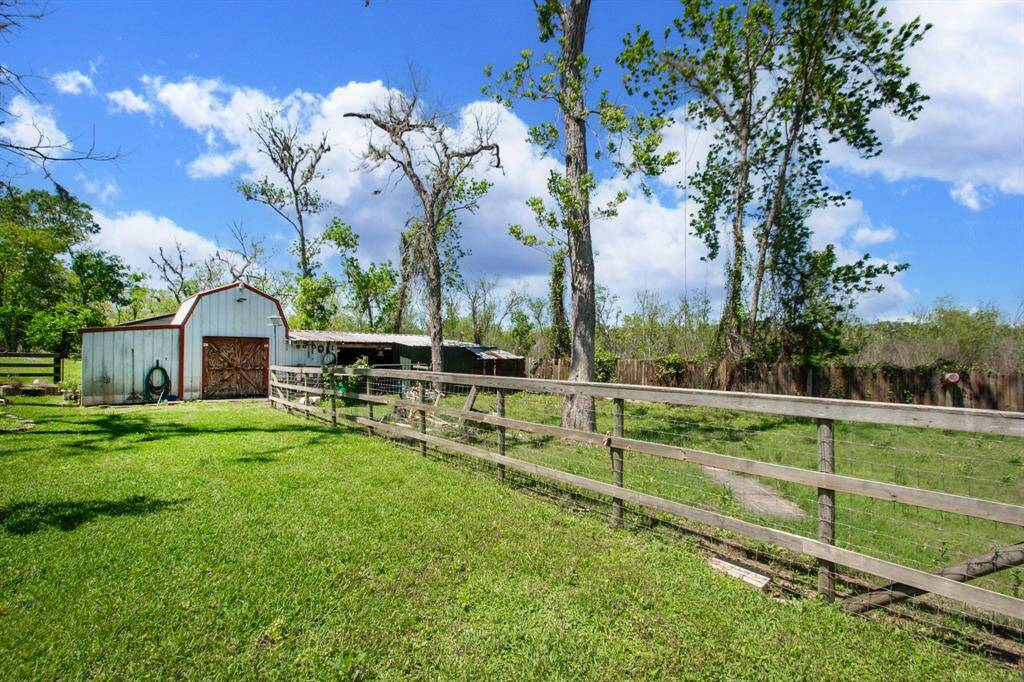 Back yard wiwth view to barn