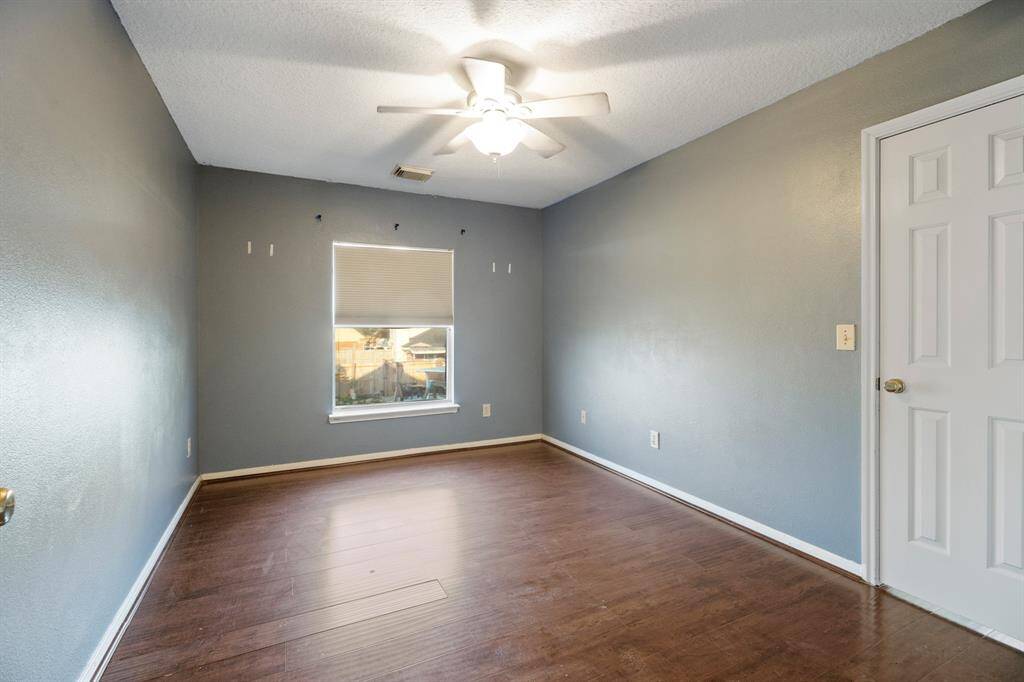 Another bedroom spacious and versatile, suitable for various uses.