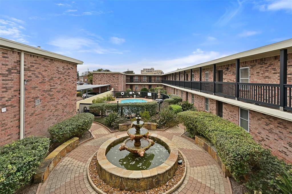 The Excelsior Condominiums offer beautifully manicured grounds.