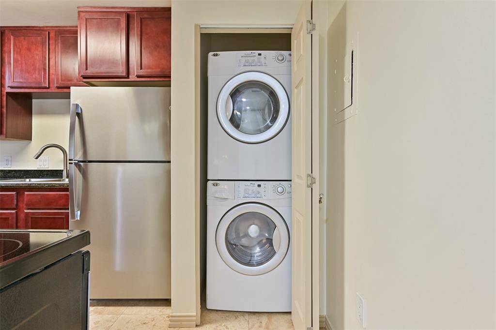 Convenient in-unit washer and dryer.