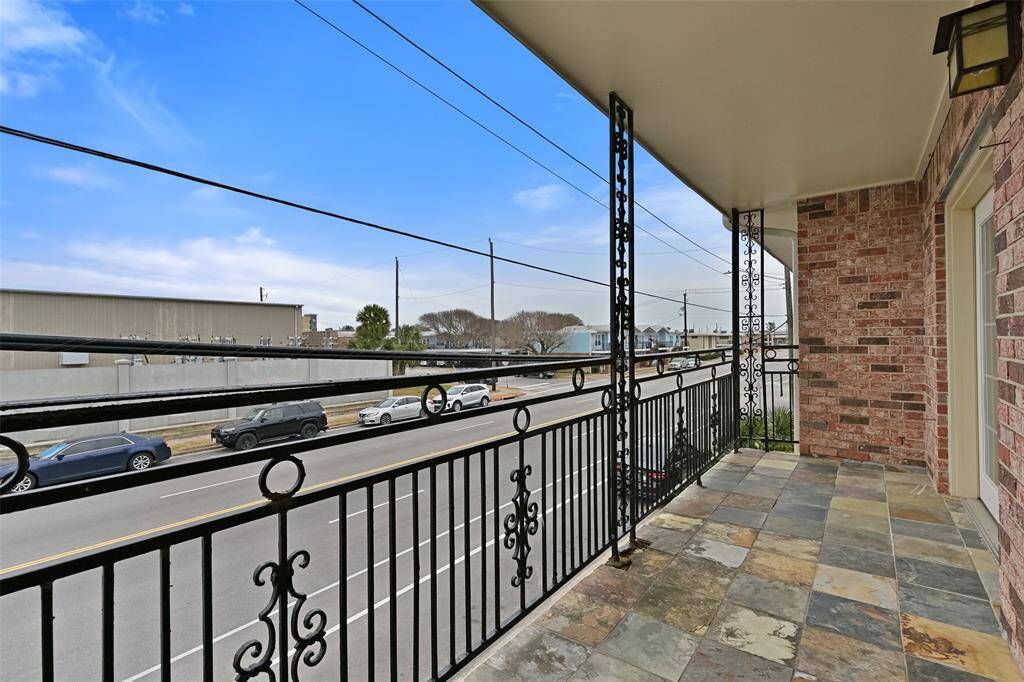 Enjoy your private outdoor patio, perfectly positioned for fresh coastal breezes.Located within walking distance to the beach, bay and UTMB, this patio offers a great spot to relax.