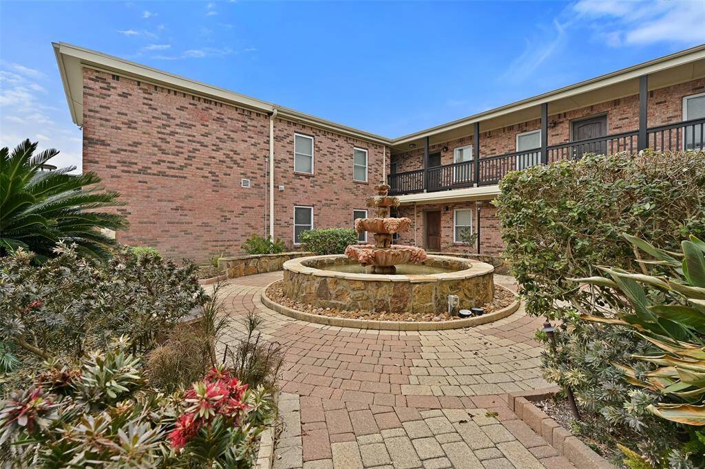 Indulge in refreshing walks among the well-manicured landscaping.
