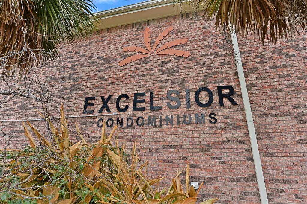 The Excelsior Condominiums complex features a New Orleans-style courtyard with fountains and a private swimming pool. Just a short walk from the beach, the bay or UTMB.