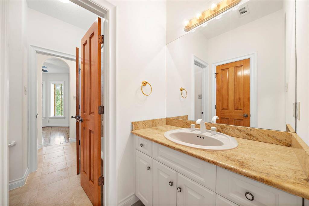 Jack and Jill style Guest Bathroom.