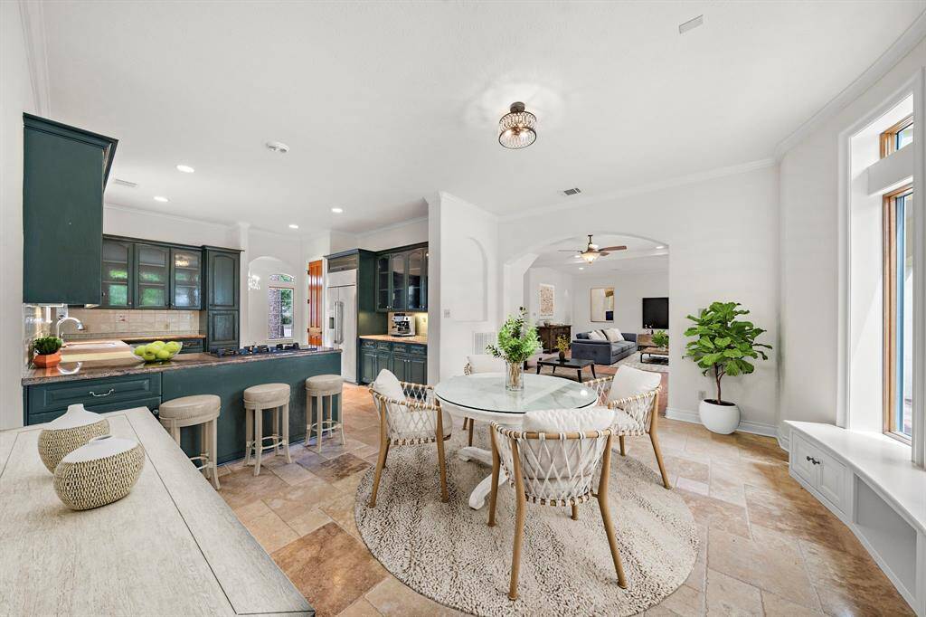 Cheerful breakfast room opens to kitchen. Virtually Staged.