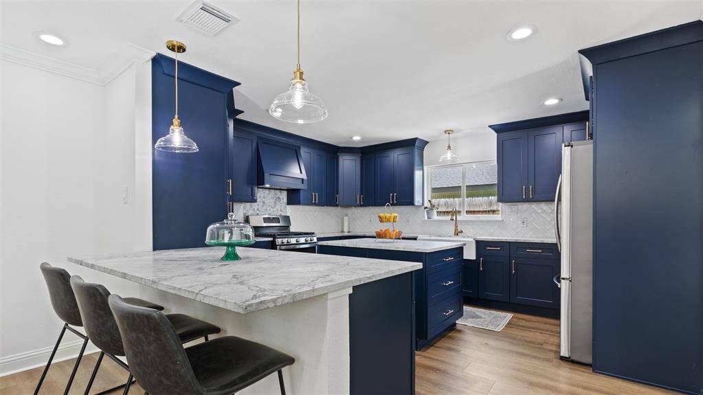 Kitchen w/Breakfast Bar