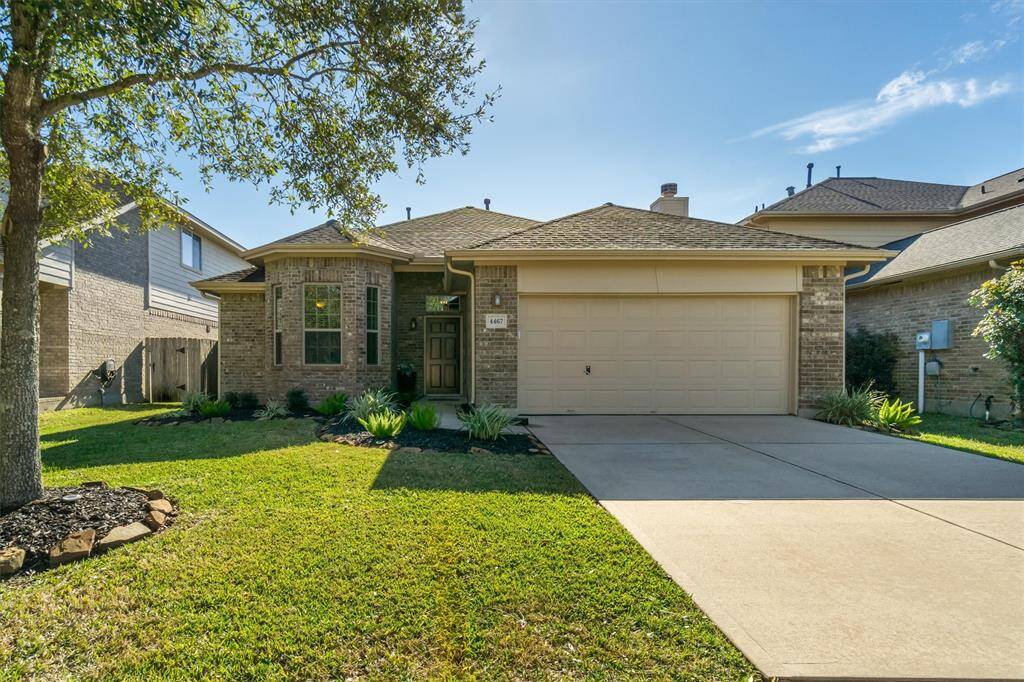 Welcome home to this adorable 3/2/2 located in Mar Bella!