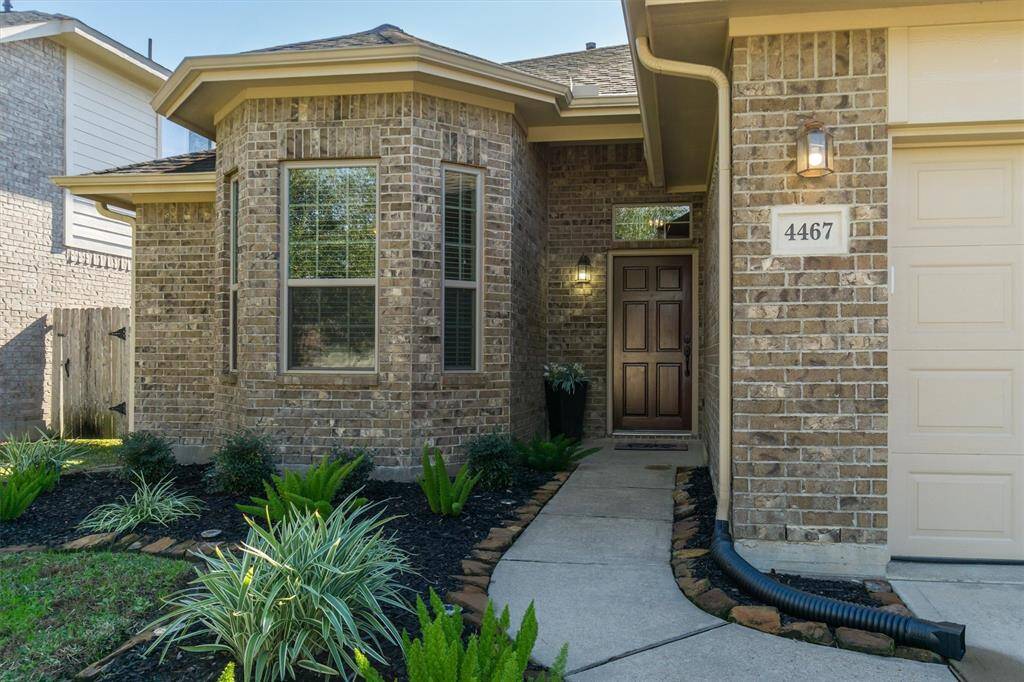 Welcoming front entryway, covered front porch