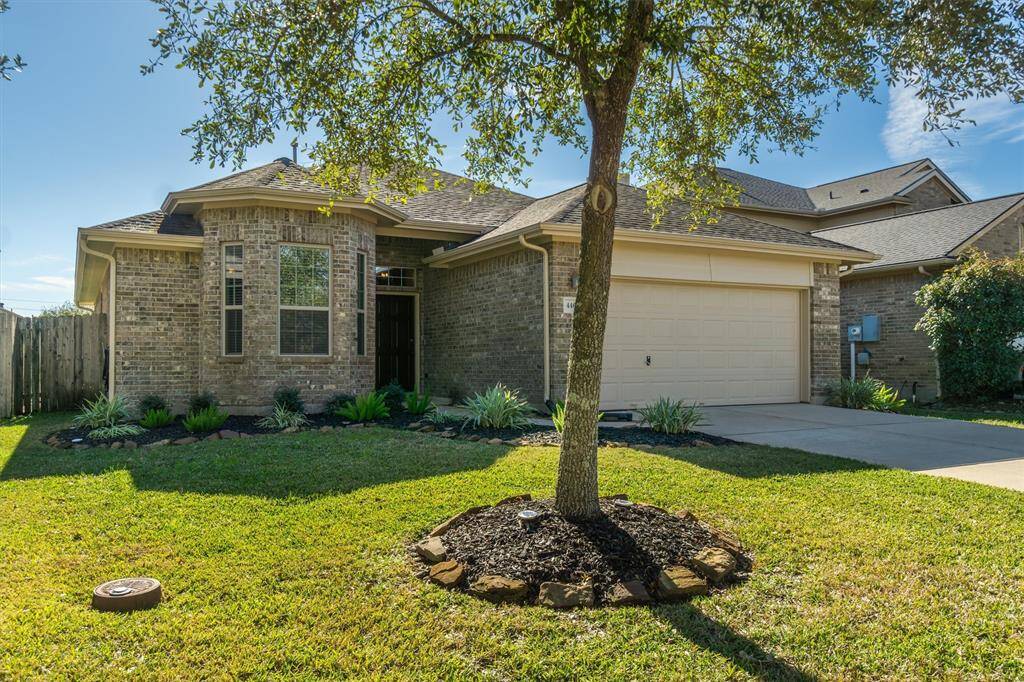 Beautiful curb appeal on a double cul de sac street