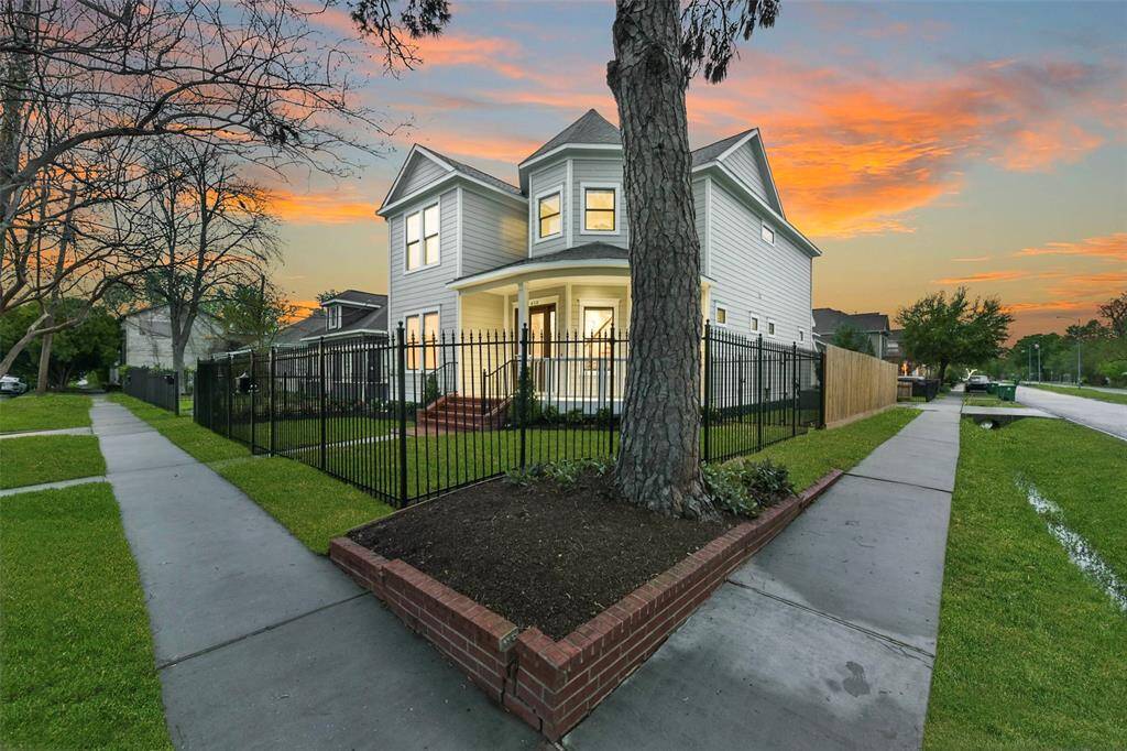 450 W 16th Street, right in the heart of Houston Heights. Welcome home!