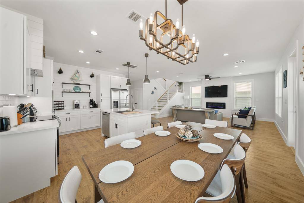 The chandeliers a warm and invitingambiance over the dining space.
