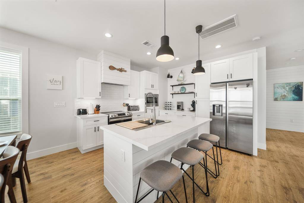 Step into this modern kitchen, wherefunctionality meets sophistication.The focal point is a sleek island thatnot only provides additional counterspace but also serves as a casualgathering spot.