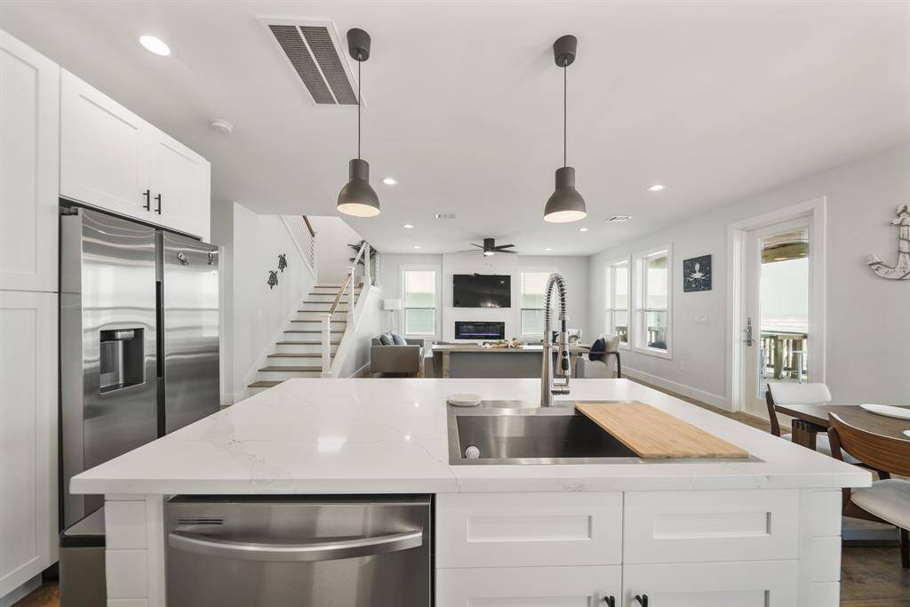 Adorned with a tasteful breakfast bar,the island seamlessly blendspracticality with style, making it theperfect place for quick meals orsocializing while cooking.
