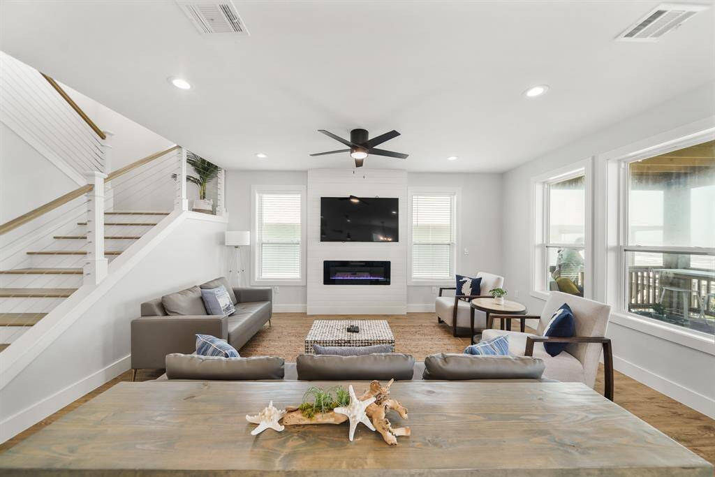 Welcome to a living room thateffortlessly combines comfort andstyle. Abundant natural light poursthrough windows, creating a brightand inviting atmosphere.