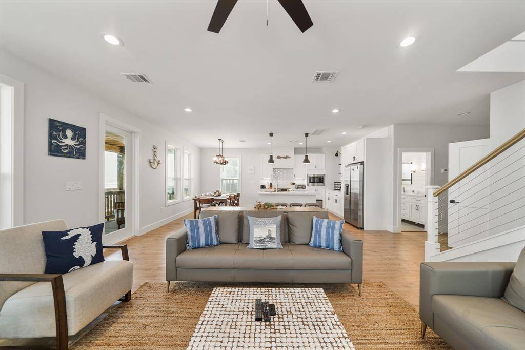 The room is further enhanced byrecessed lighting.