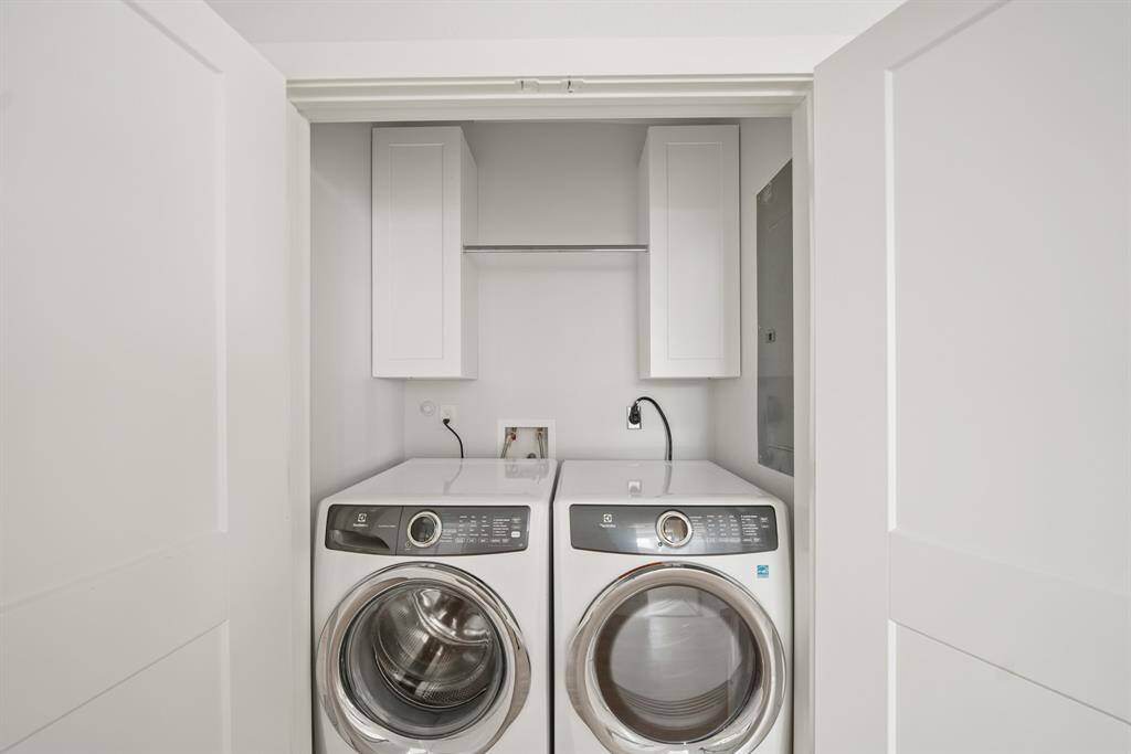 The laundry area features washer and dryer connections.