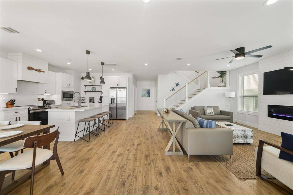 Step into this home, where an expansiveand inviting entryway sets the tone.