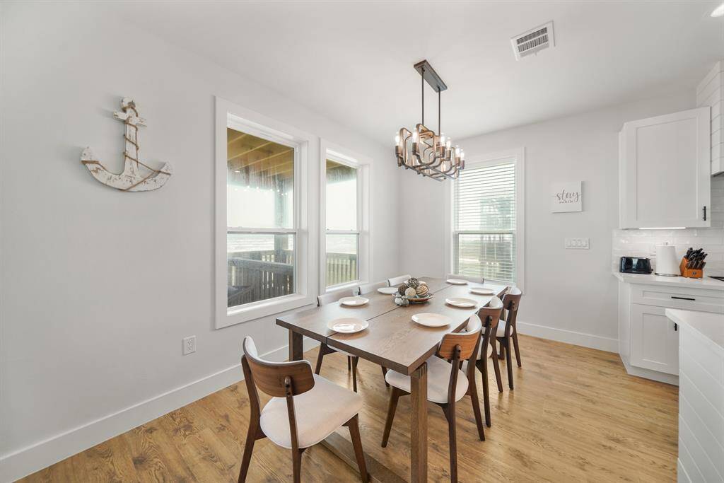 This dining room is bathed in naturallight.