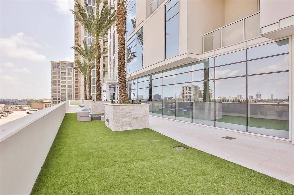 Relax in the "Palm Deck" or spend some time in the steam room, dry sauna or green space.