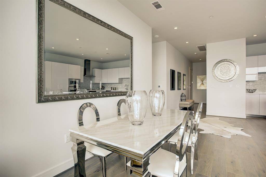 As you step into the Unit you can admire the home's tastefully designed area.