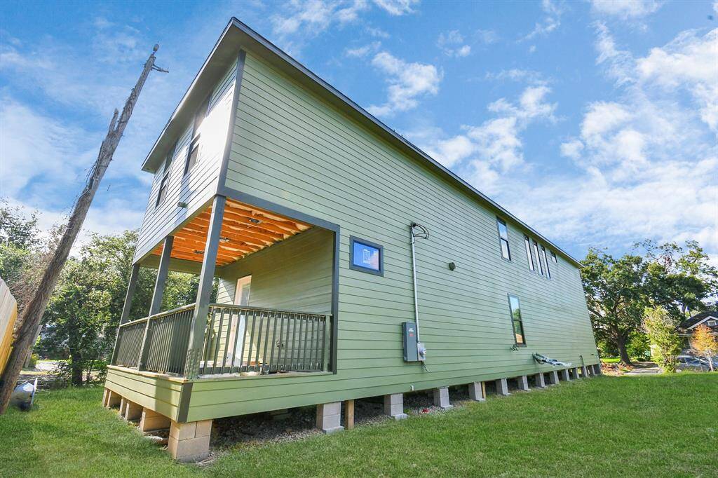 Back of the house. Big Spacious back patio
