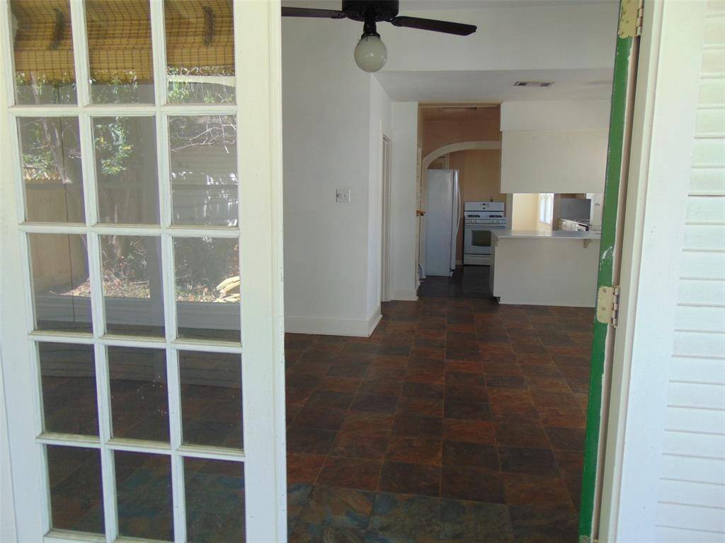 Screened in back porch/not inc in sf
