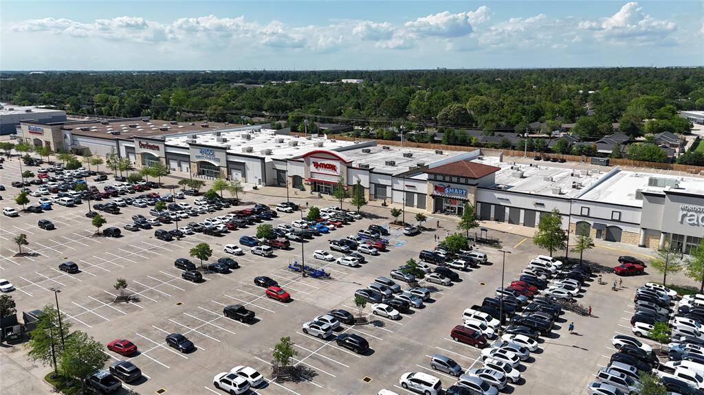 Prime location surrounded by shopping, Dinning and Entertainment.