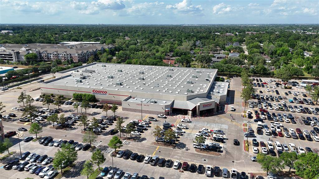 Prime location surrounded by shopping, Dinning and Entertainment.