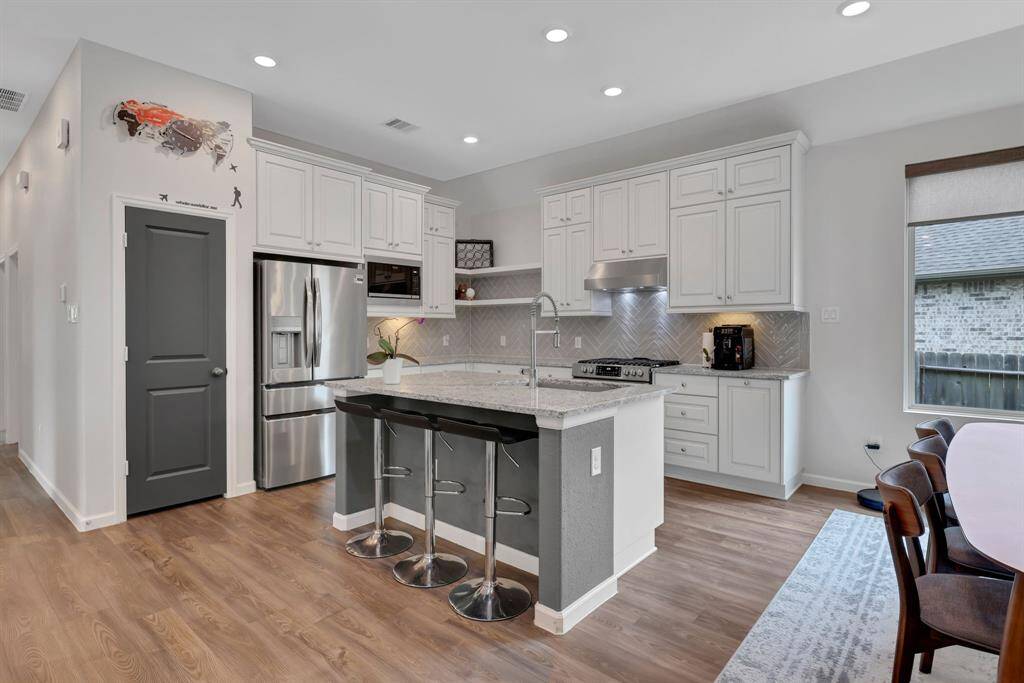 Oh wow, check out the kitchen. Yes, this is exactly what we’re looking for this large island.