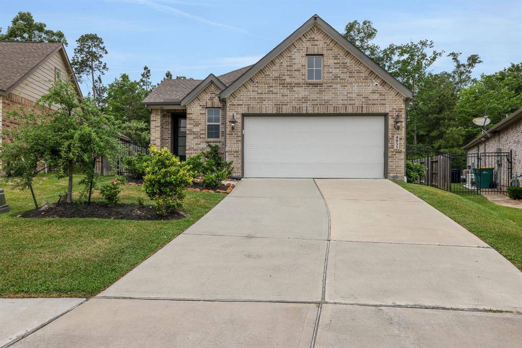 I love this long driveway and the face of this house is so gorgeous