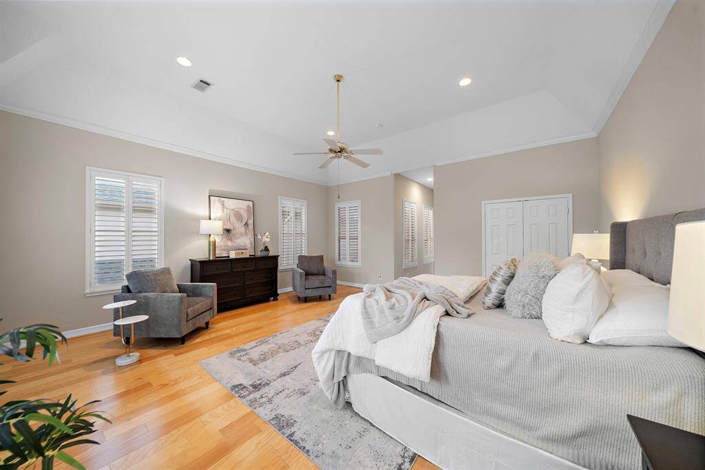 Shown in its current form, this expansive room boasts a vaulted ceiling, generous proportions, and dual closets, ready to suit a range of living arrangements.