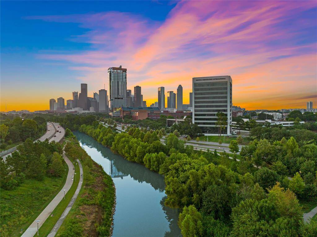 Revel in this unbeatable urban setting that places the vibrant Downtown skyline and lush Buffalo Bayou trails nearby. With quick commutes to Houston’s top job centers, restaurants, shopping, and parks, this location combines city excitement with convenient access to outdoor recreation.