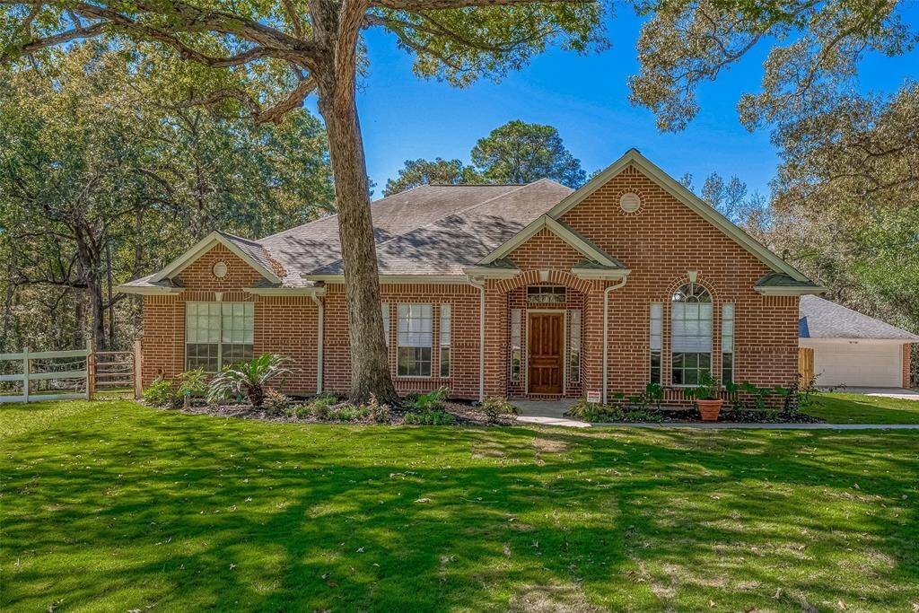 Quiet living in country setting close to city