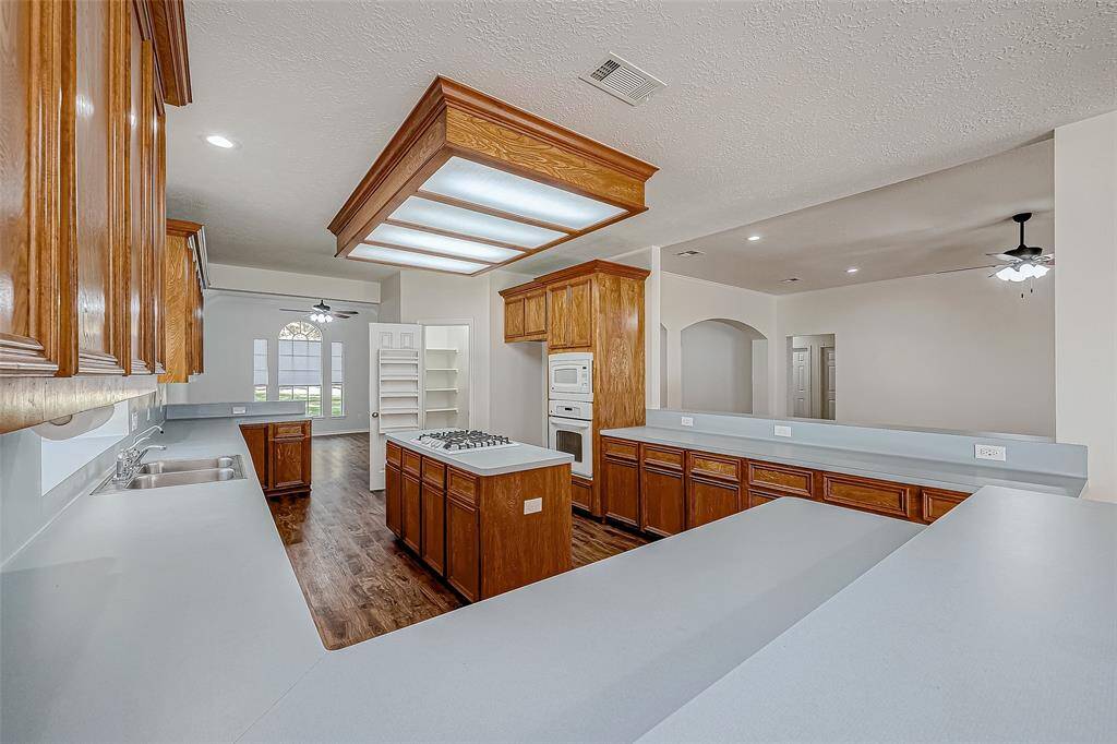 Kitchen is pristeen and clean.