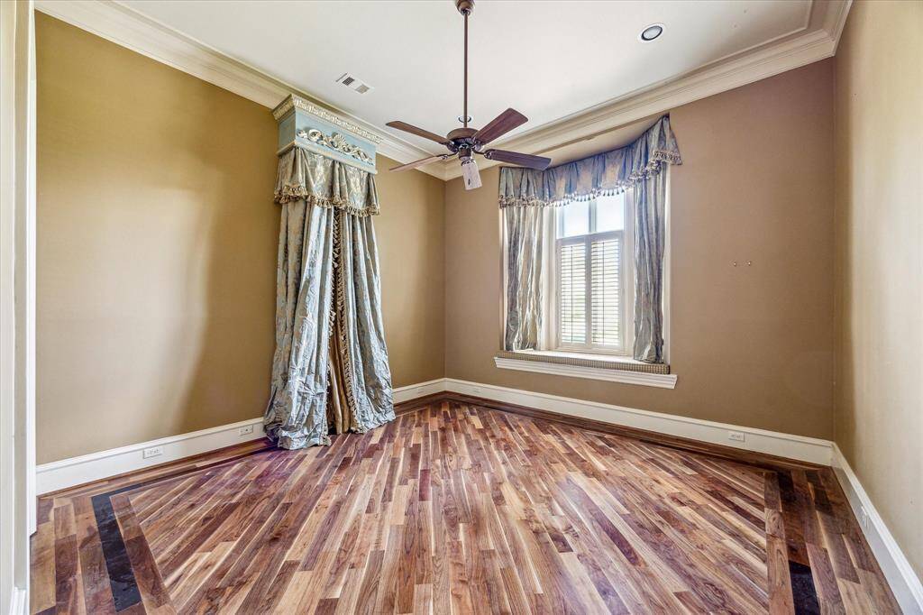 The first floor bedroom.