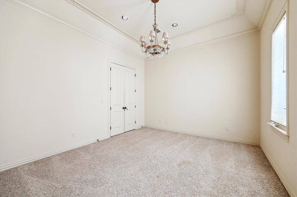 1/3 secondary bedrooms.