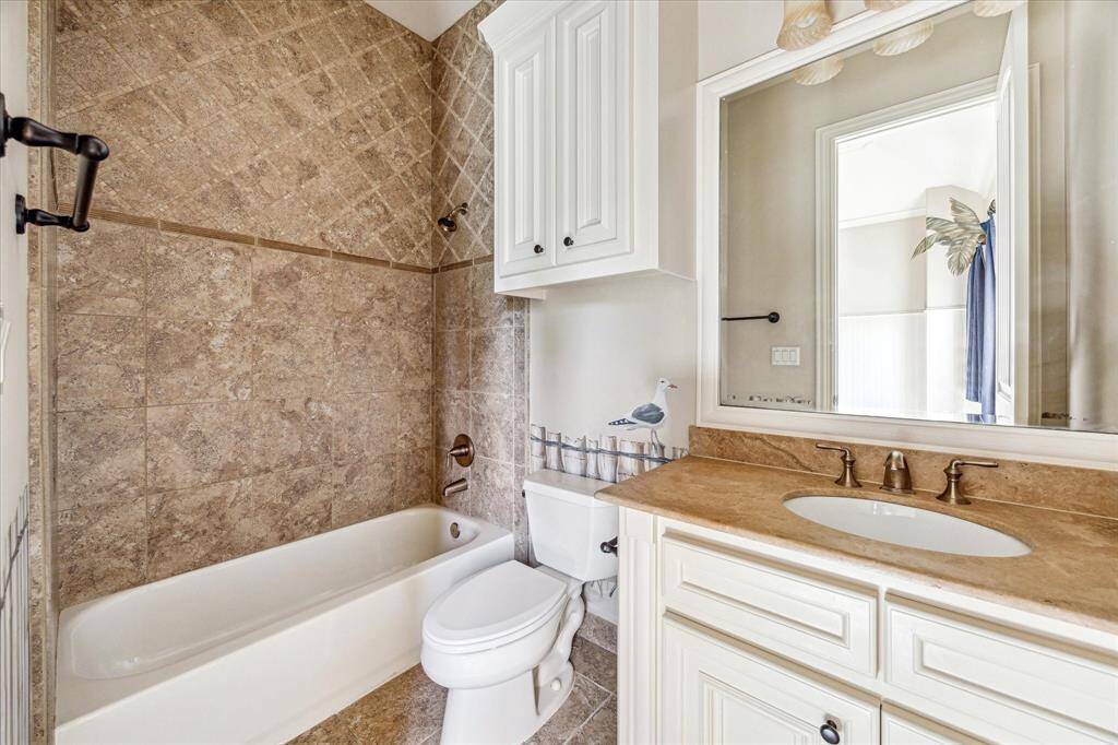 En suite bathroom with shower/tub combo.