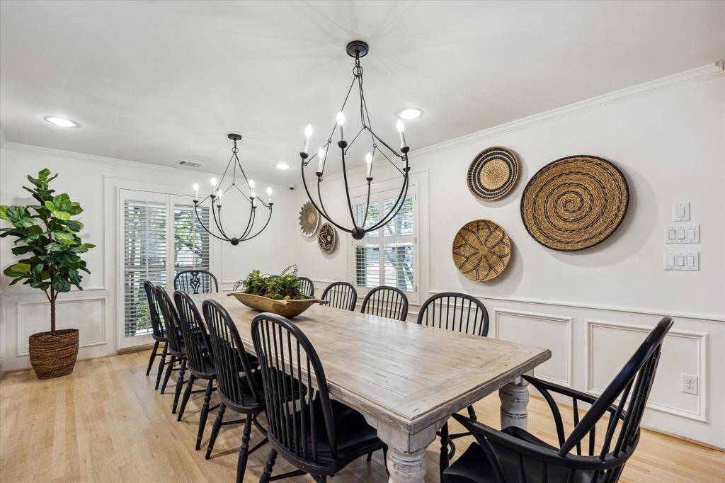 This dining room is adjacant to the entrance and can accomadate a large dining table for special entertaining.