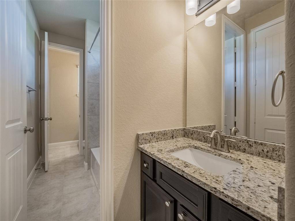 hollywood bath that is shared by the 2 bedrooms on the left as you enter the home