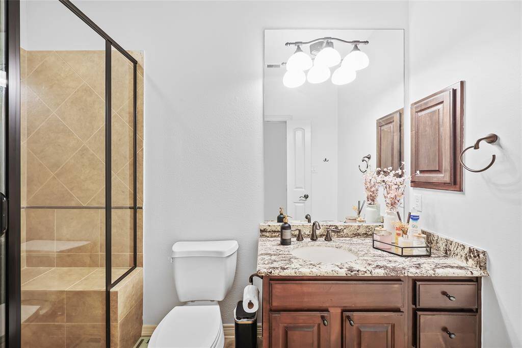Guest bedroom ensuite.
