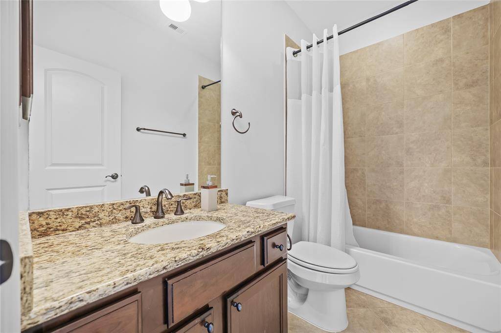 Guest bedroom ensuite.