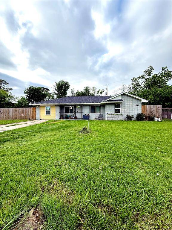 large front yard with 2 driveways