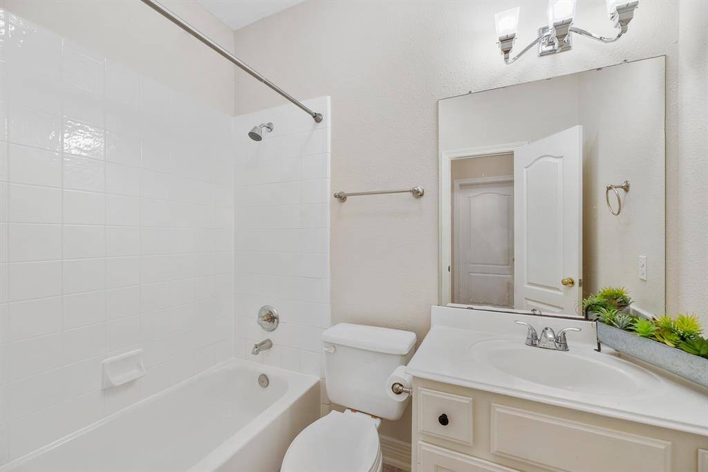 Full bathroom adjacent to the 2nd bedroom downstairs.