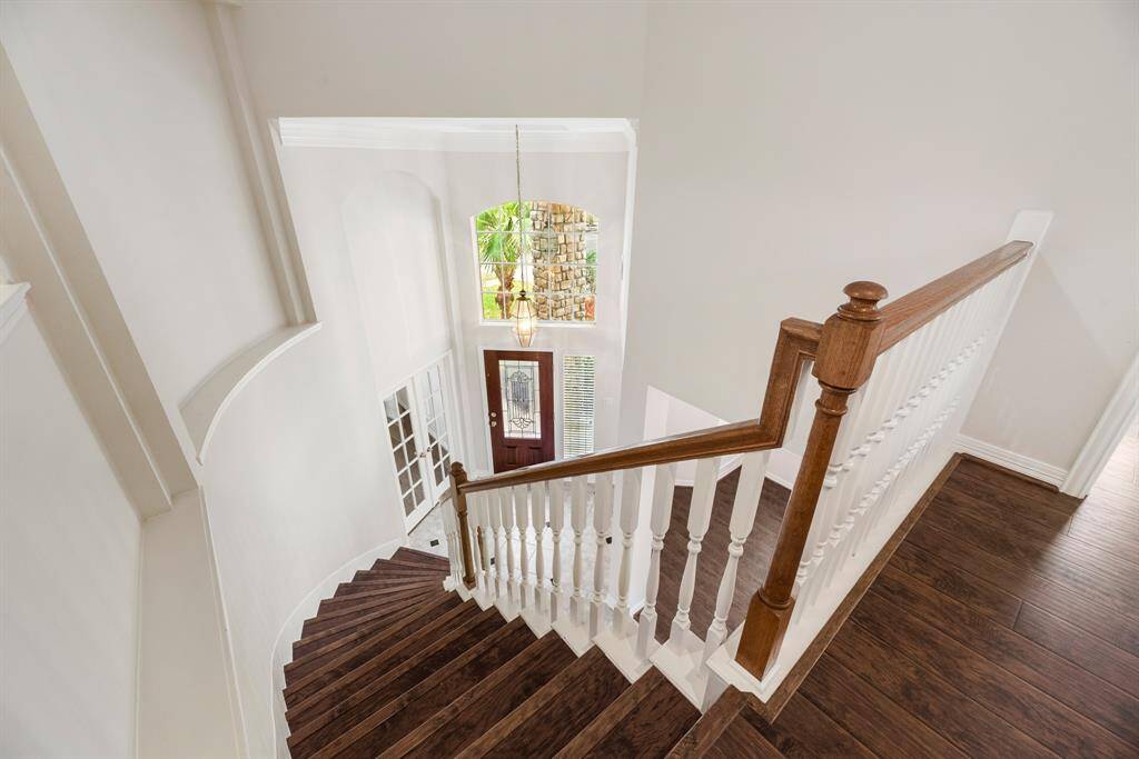 Sweeping staircase