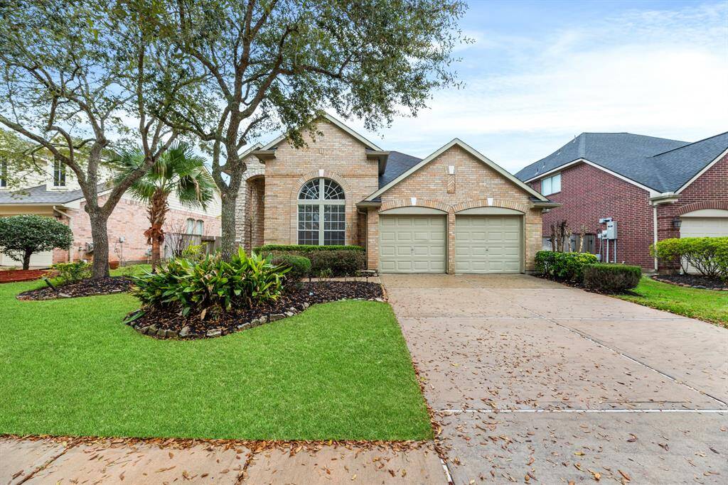 Community features amenities such as swimming pools, tennis courts, and a clubhouse.